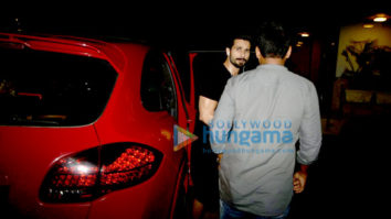 Shahid Kapoor snapped obliging his fans with a selfie