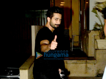 Shahid Kapoor snapped obliging his fans with a selfie