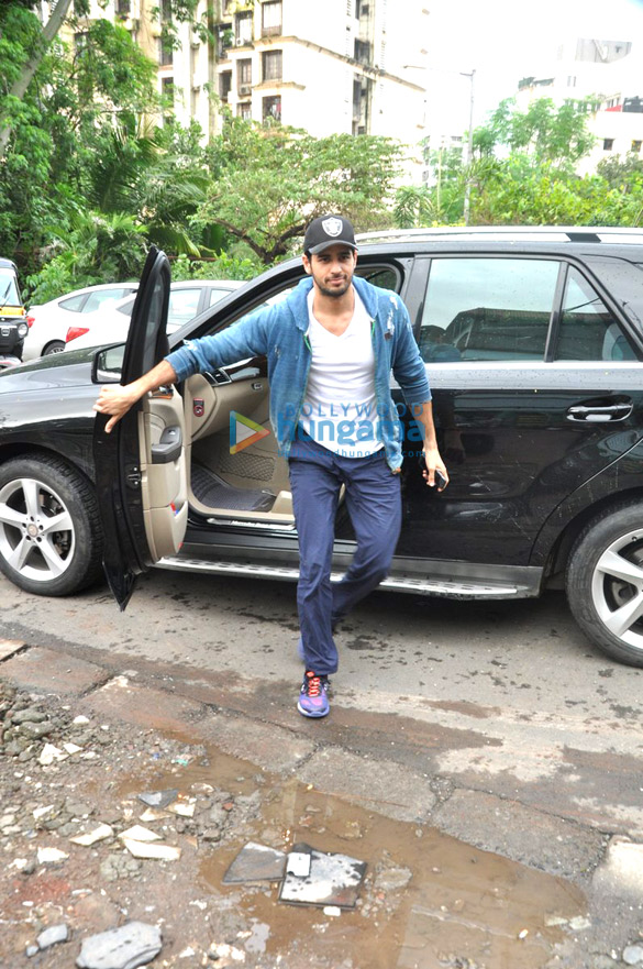 Sidharth Malhotra, Alia Bhatt & Aditya Roy Kapur snapped post dance practice for Dream Team Concert