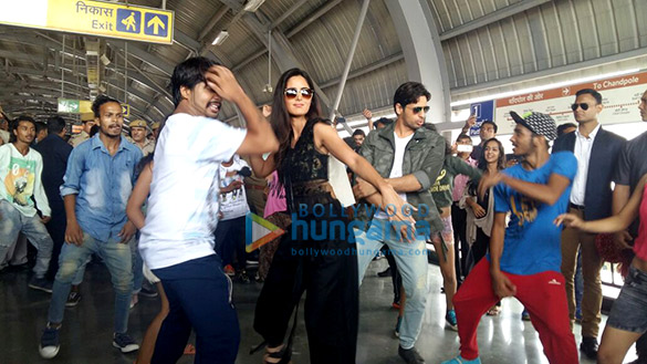 sidharth malhotra katrina kaif groove to kala chashma at shyam nagar metro station in jaipur 3