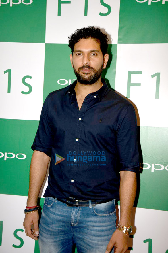 sonam kapoor yuvraj singh at the launch of oppos latest mobile f1s 5