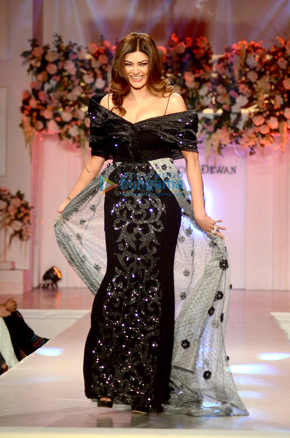 sushmita sen walks the ramp for designer rebecca dewans debut show in mumbai 9