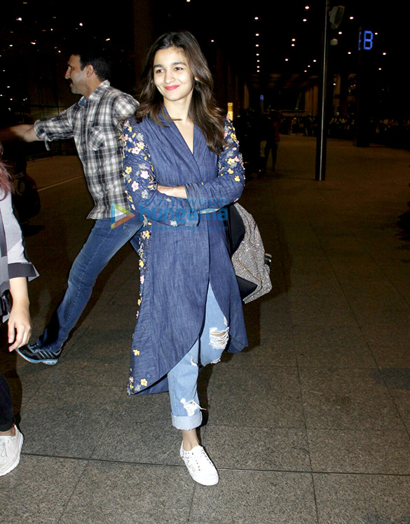 varun dhawan and alia bhatt arrive in mumbai from usa 5
