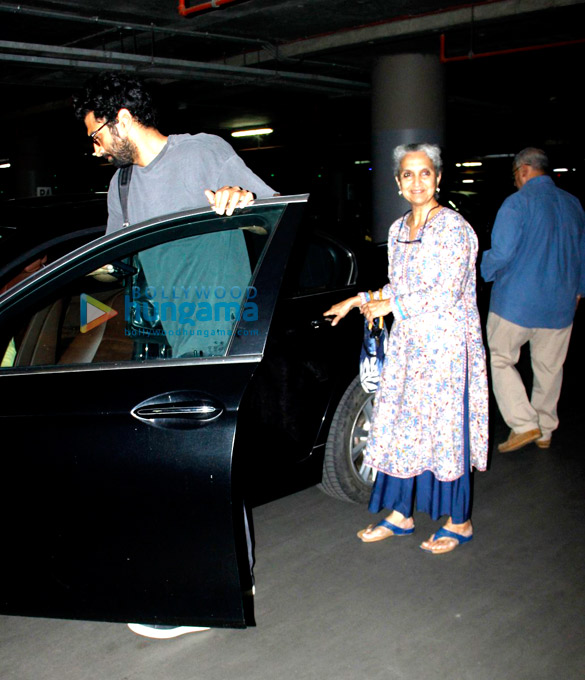aditya snapped with his parents 4