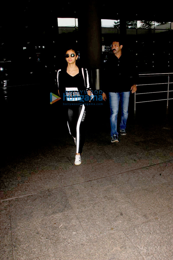 alia bhatt bipasha basu snapped at the airport 9