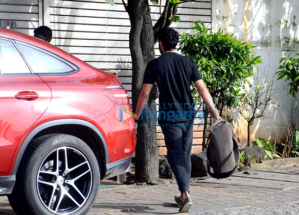 arjun farhan purab snapped at farhans house 2