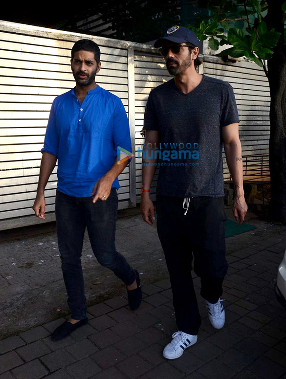 arjun farhan purab snapped at farhans house 3