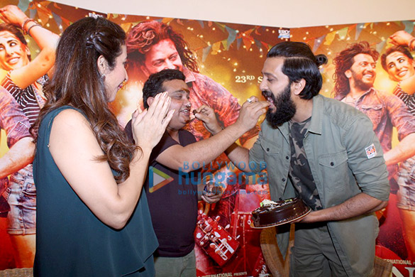 cast of banjo celebrates director ravi jadhavs birthday 1