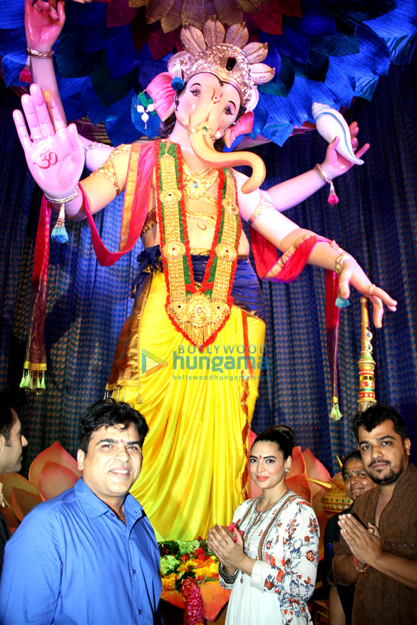 celebs visit the ganesh galli ganpati 6