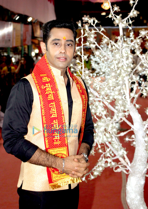celebs visit the ganesh galli ganpati 9