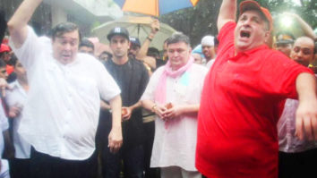 SHOCKING: Rishi Kapoor, Randhir Kapoor Misbehave At Ganpati Visarjan