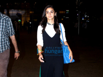 Karisma Kapoor & Alia Bhatt snapped at the airport