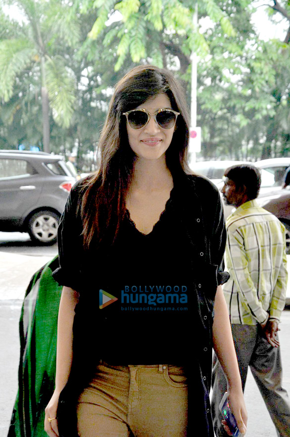 kriti sanon departs for varanasi 1