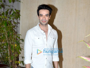 Kriti Sanon, Sonali Bendra & others visit Manish Malhotra's Ganesha celebrations