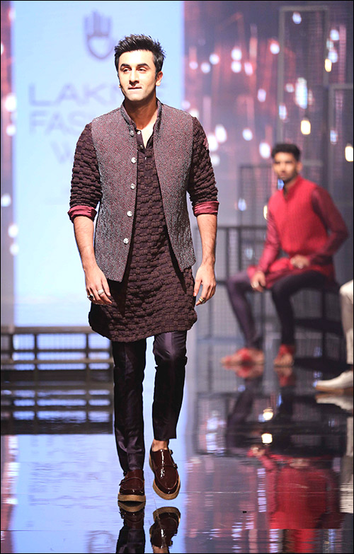check out kareena kapoor khan ranbir kapoor deepika padukone and more at lakme fashion week 2016 4 check out kareena kapoor khan ranbir kapoor deepika padukone and more at lakme fashion week 2016 4