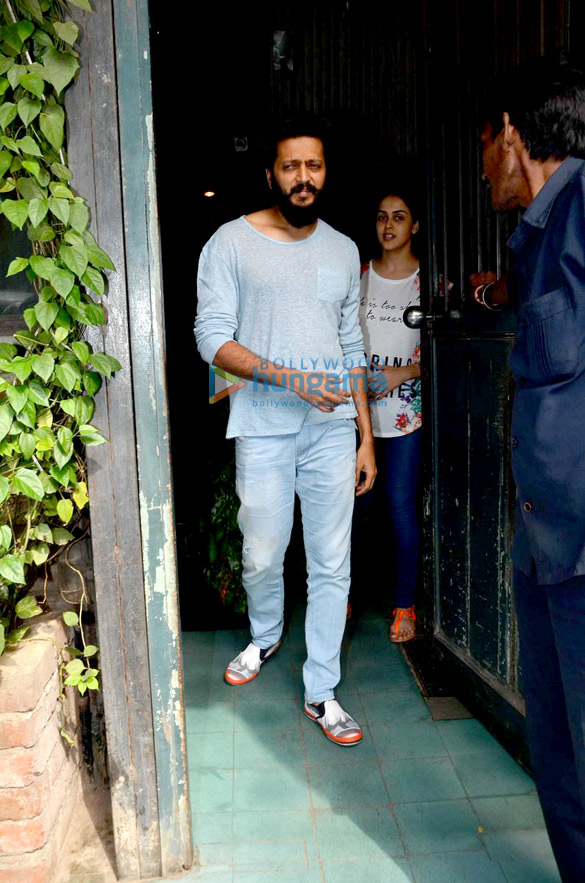 riteish genelia snapped at pali village cafe 1