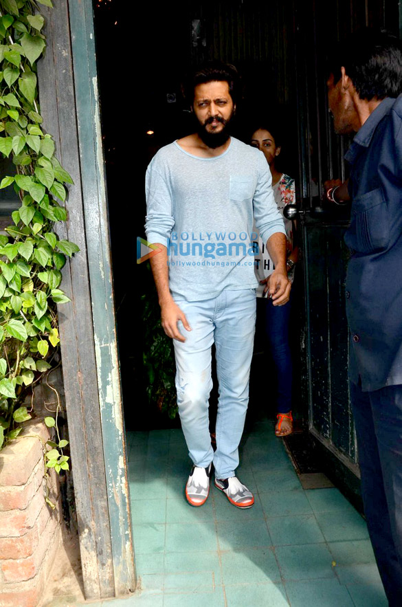 riteish genelia snapped at pali village cafe 2