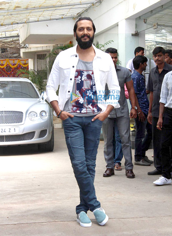 Riteish Deshmukh spotted outside Sunny Super Sound Riteish Deshmukh spotted outside Sunny Super Sound