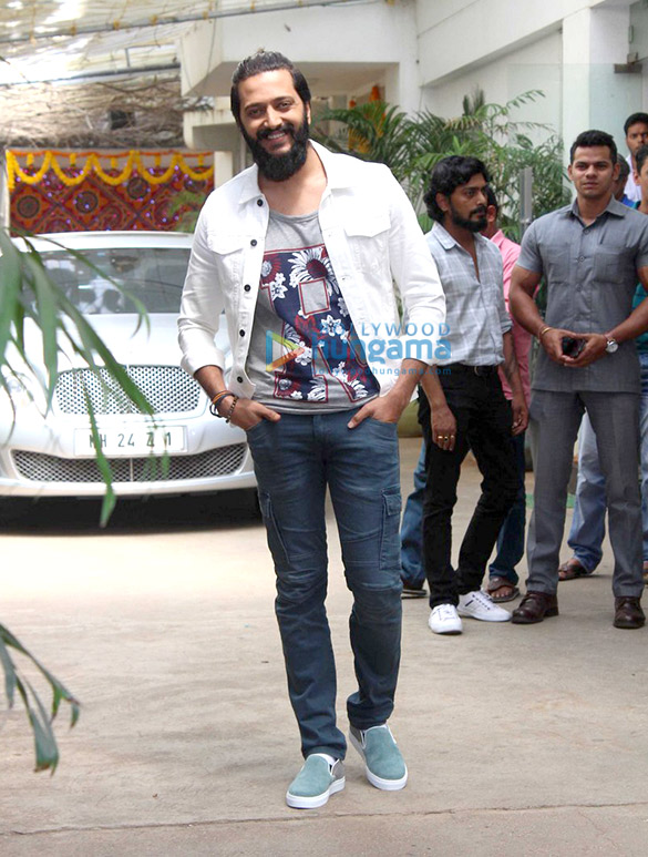 riteish spotted outside sunny super sound 3