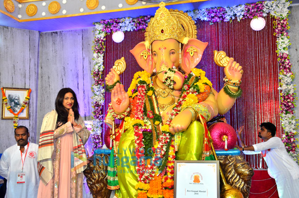 Rituparna Sengupta visits Andheri Cha Raja to seek the blessings of Lord Ganesha Rituparna Sengupta visits Andheri Cha Raja to seek the blessings of Lord Ganesha
