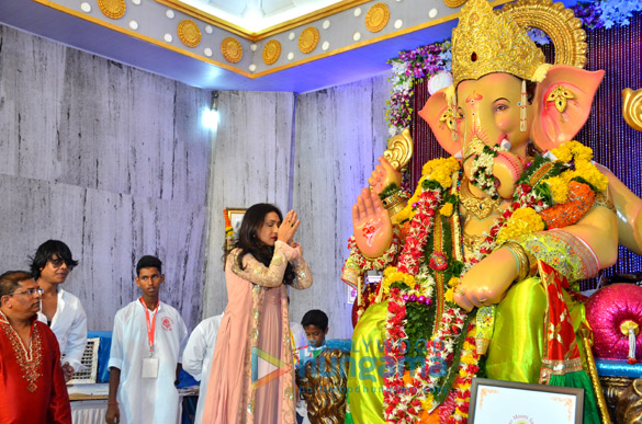 rituparna sengupta visits andheri cha raja to seek the blessings of lord ganesha 3