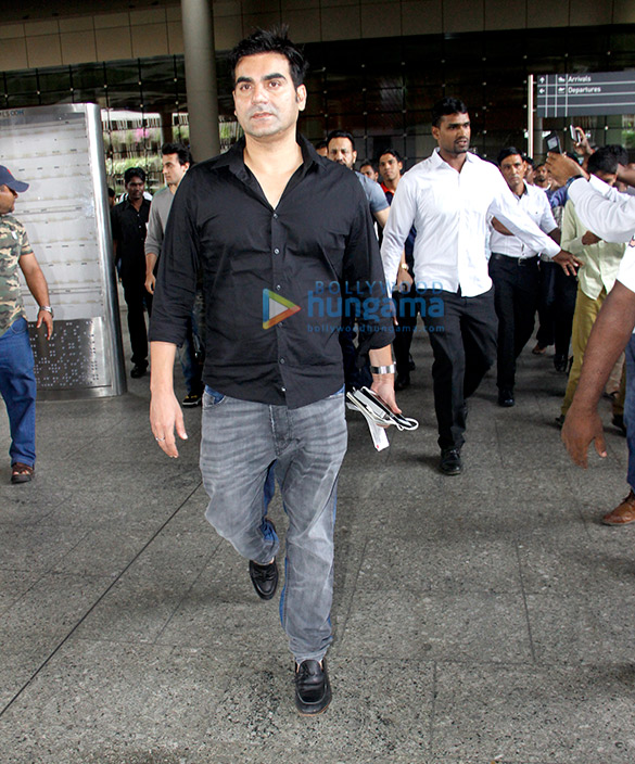 salman khan arbaaz khan and aayush sharma arrive back in mumbai 4