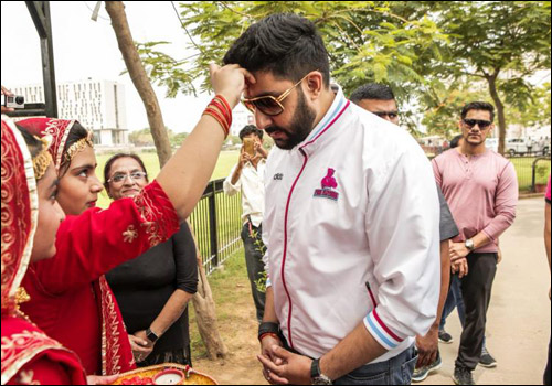 abhishek bachchans fun interaction with students at neerja modi school 2