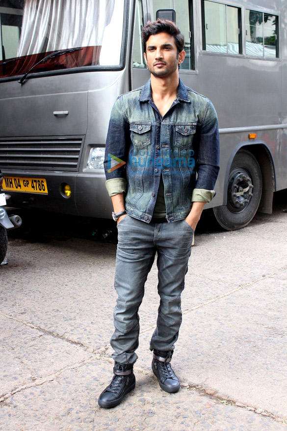sushant singh rajput at m s dhoni the untold storys promotions on voice of india kids 4