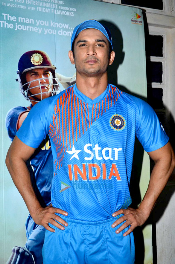 sushant singh rajput meets police personnel during m s dhoni the untold story promotions 5