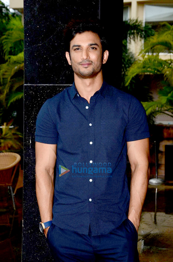 sushant snapped at m s dhoni 1