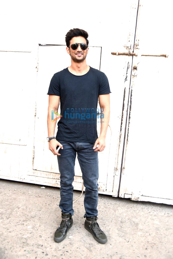 sushant snapped at m s dhoni the untold story promotions 4