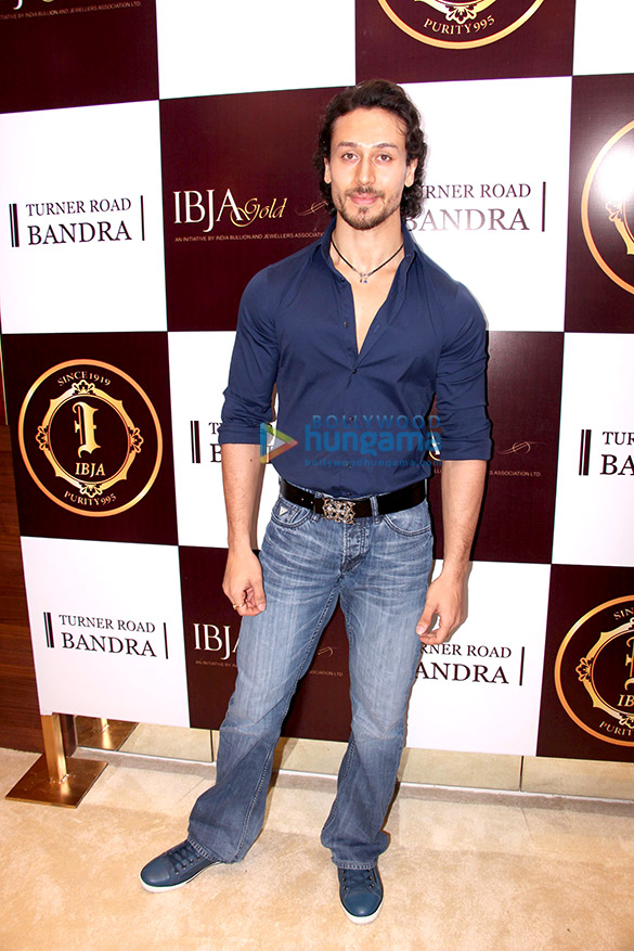 Tiger Shroff, Nimrat Kaur, Sushmita Sen & Preity Zinta at the launch of IBJA Gold store