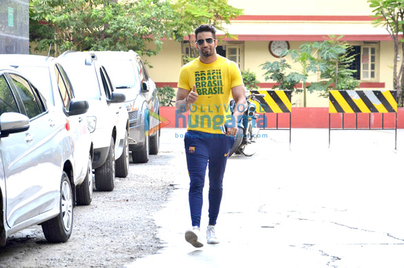 Upen Patel snapped post his gym session in Bandra Upen Patel snapped post his gym session in Bandra