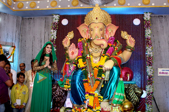 urvashi visits andheri cha raja ganpati 2