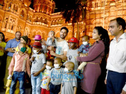 Varun Dhawan and Amruta Fadnavis spread awareness about cancer
