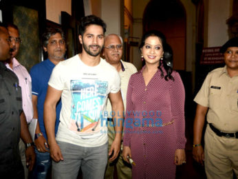 Varun Dhawan and Amruta Fadnavis spread awareness about cancer