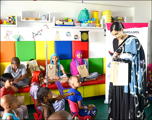check out sonam kapoor reads to the children at the tata memorial hospital 4