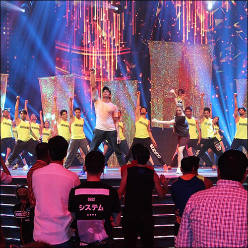 check out hrithik roshan tiger shroff sonakshi sinha sooraj pancholi rehearse for iifa 2016 3