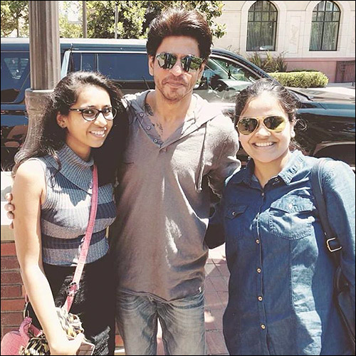 check out shah rukh khan poses with fans in us 3