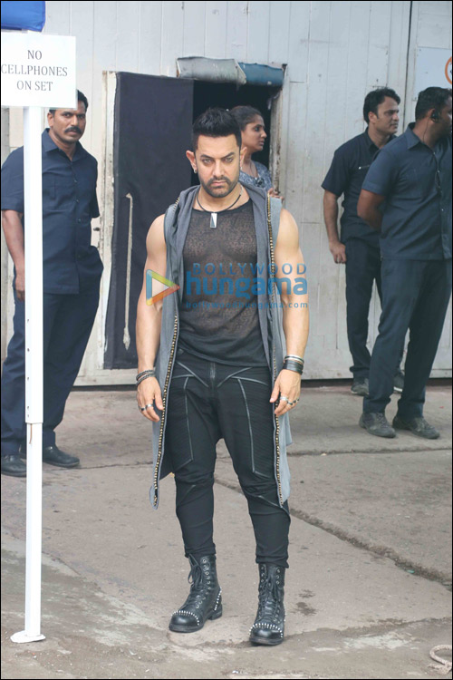 check out aamir khan shoots for the promotional song of dangal 2