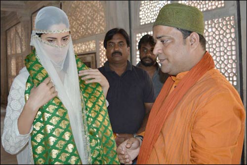 katrina kaif visits the holy tomb of salim chishti in fatehpur sikri 3