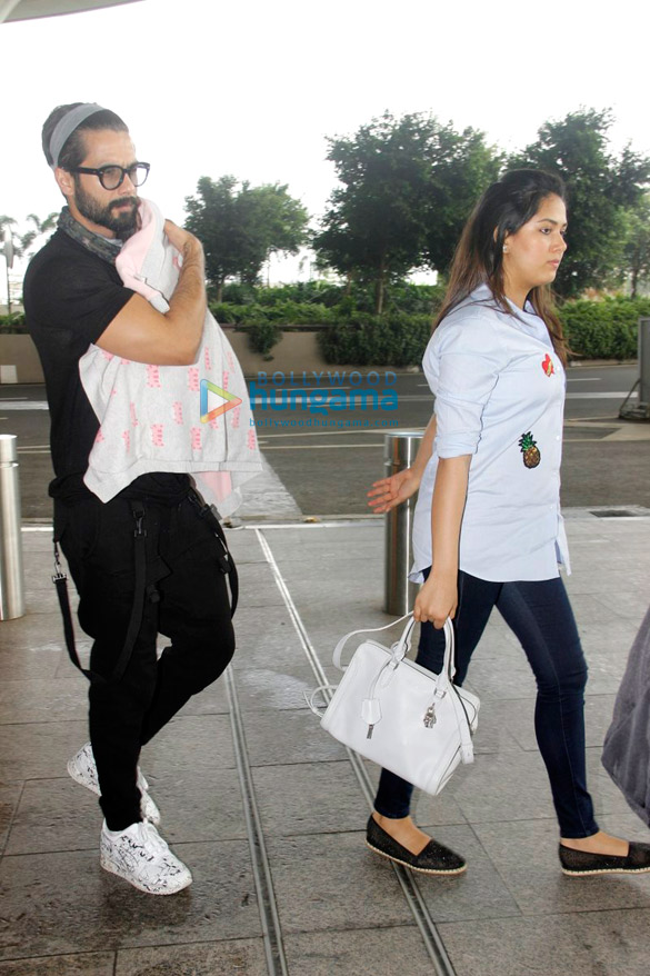 ajay devgn and shahid kapoor mira rajput and their baby snapped at the airport 2