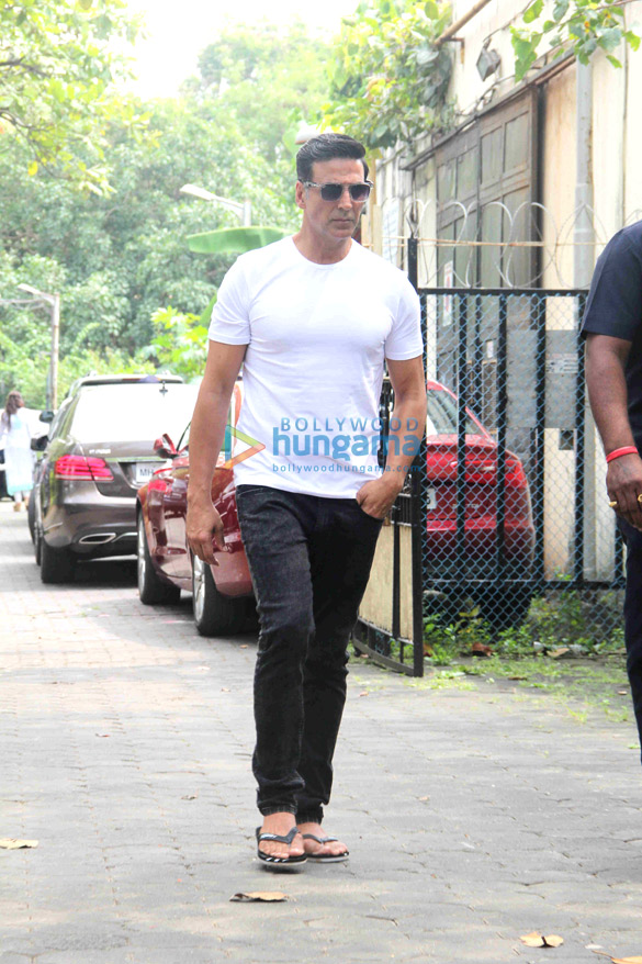 akshay kumar abhishek bachchan and others attend the funeral of shilpa shettys father 1