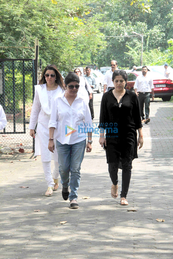 akshay kumar abhishek bachchan and others attend the funeral of shilpa shettys father 10