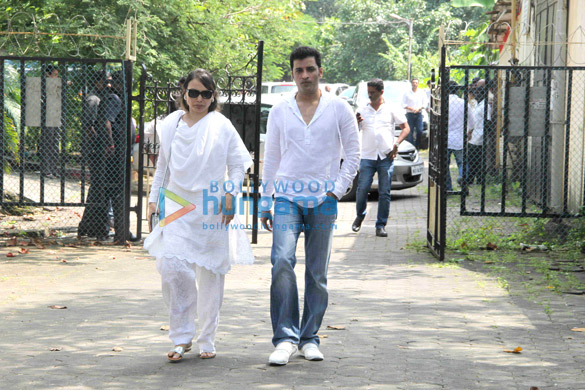 akshay kumar abhishek bachchan and others attend the funeral of shilpa shettys father 13