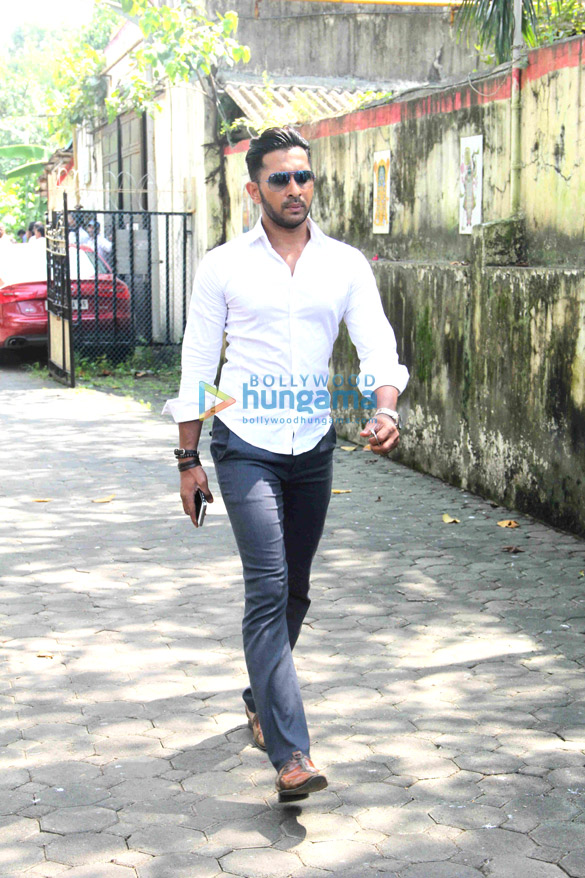 akshay kumar abhishek bachchan and others attend the funeral of shilpa shettys father 14