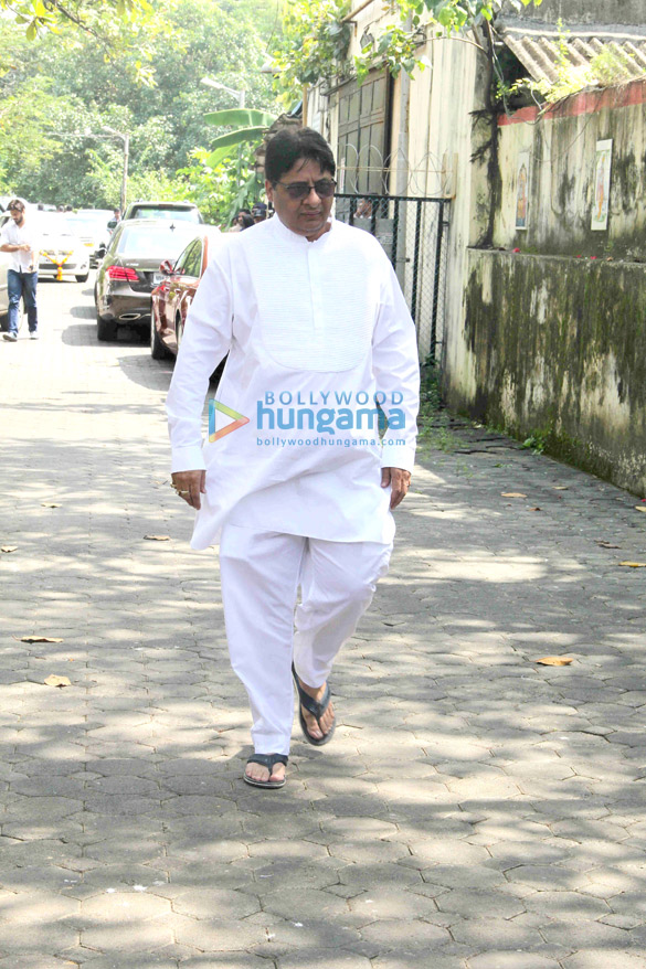 akshay kumar abhishek bachchan and others attend the funeral of shilpa shettys father 15