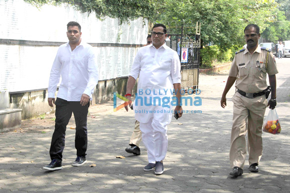 akshay kumar abhishek bachchan and others attend the funeral of shilpa shettys father 18