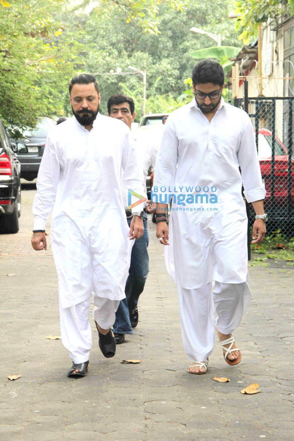 akshay kumar abhishek bachchan and others attend the funeral of shilpa shettys father 2