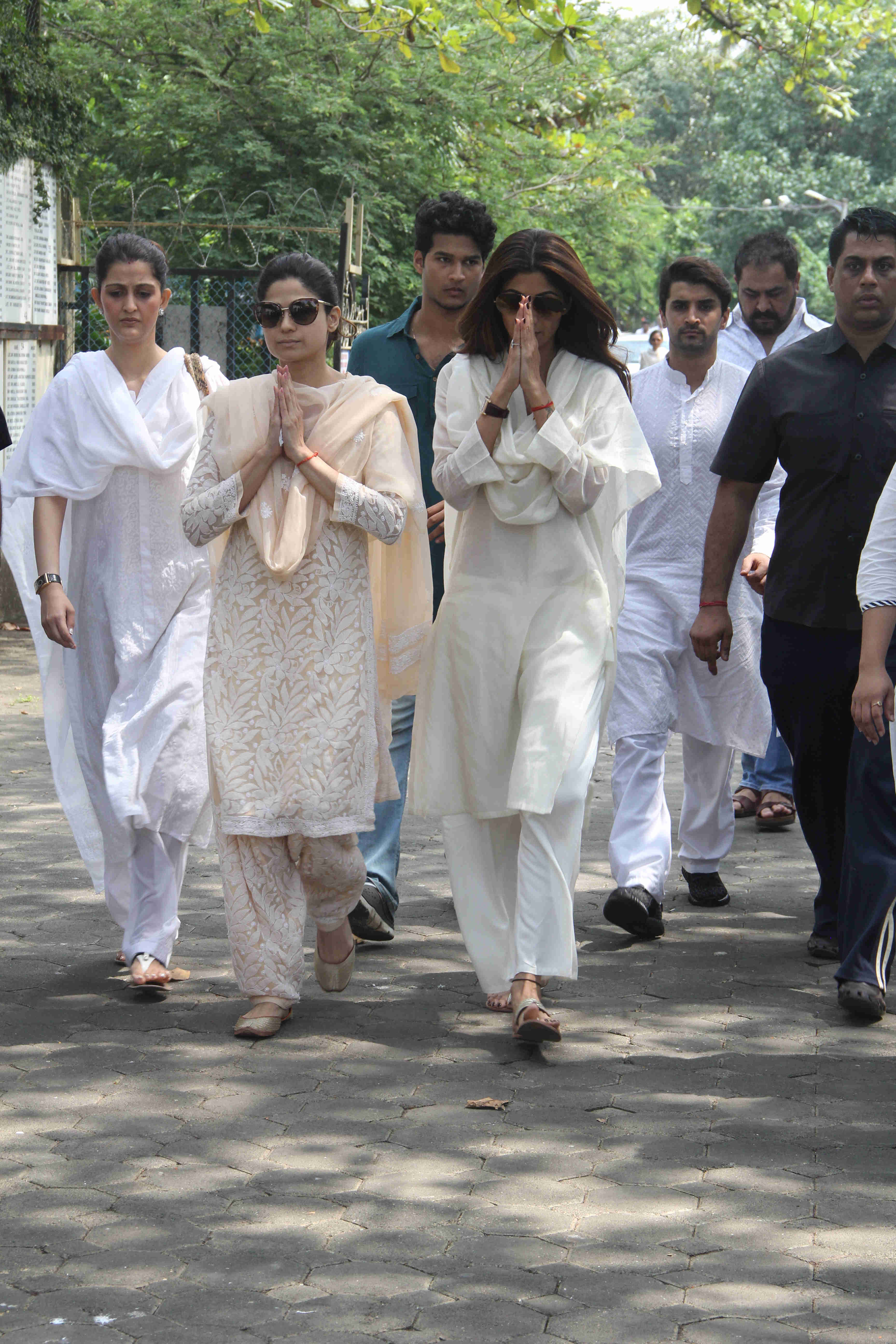 Akshay Kumar, Abhishek Bachchan and others attend the funeral of Shilpa Shetty’s father